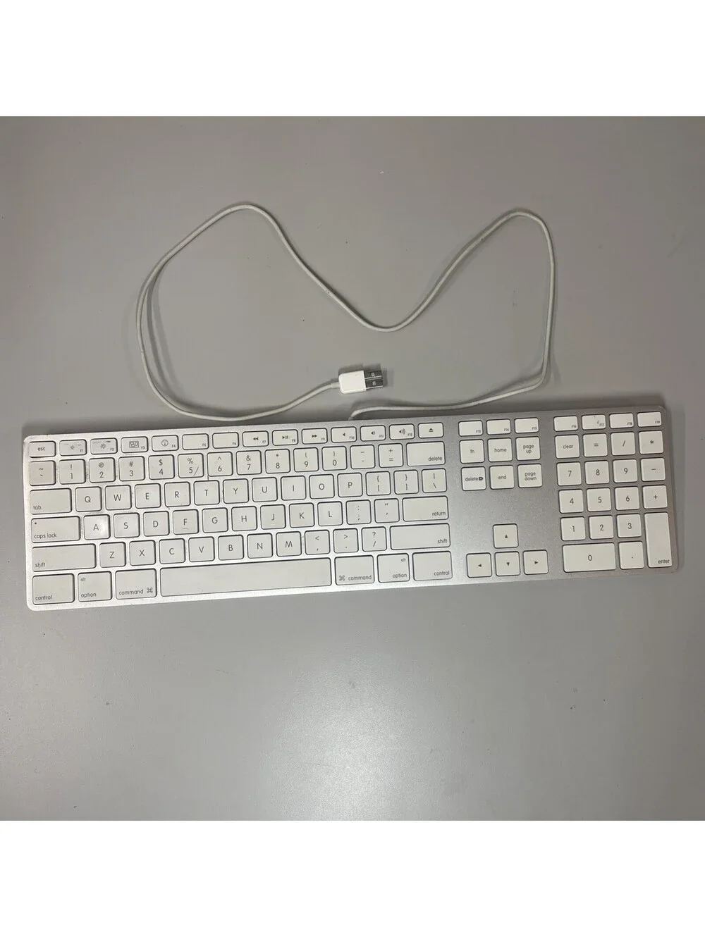Genuine Apple A1243 Wired Mac Standard USB Keyboard w/ Numeric Keypad TESTED